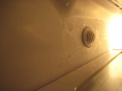 Почему в холодильнике скапливается влага?