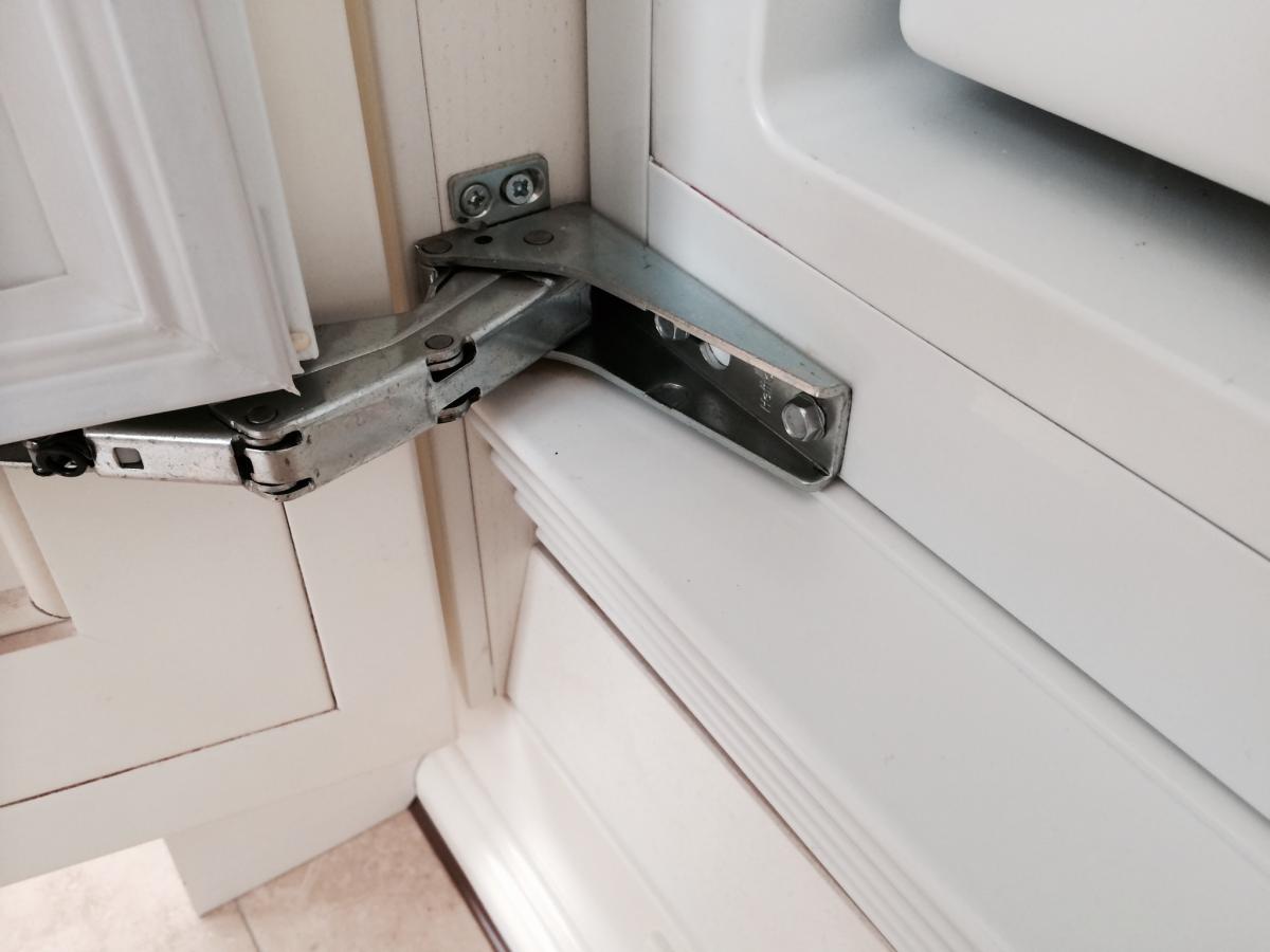 Замена петель холодильника